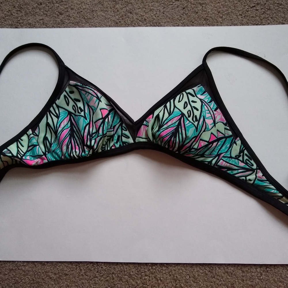 Bikini top with black and multicolored details